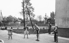 Magyarország, Budapest XIII., labdázó gyerekek a Béke utca 126. és 128. számú épületek közötti területen, szemben a 121. számú ház látható., 1955, Reményi József, Budapest, idős ember, gyerekek, kíváncsiság, játék, labda, léckerítés, Fortepan #258697