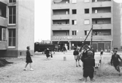 Magyarország, Budapest XIII., a Béke utca 120. számú és az Övezet utca 10. és számú háztömb közötti terület, szemben a 9-es számú épület., 1955, Reményi József, Budapest, utcakép, gyerekek, Közért Vállalat, Fortepan #258699