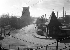 Magyarország, Ózd, Ózdi Kohászati Üzemek. Akácos út a Gyár utcai vasúti felüljáró felé nézve., 1956, UVATERV, vasút, utcakép, sorompó, gyár, hűtőtorony, postaláda, Fortepan #2587