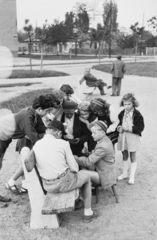 Magyarország, Budapest XIII., Gyermek tér., 1955, Reményi József, Budapest, gyerekek, pad, kártyajáték, Fortepan #258700