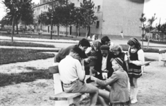 Magyarország, Budapest XIII., Gyermek tér., 1955, Reményi József, Budapest, gyerekek, pad, lakótelep, kártyajáték, Fortepan #258702