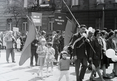 Magyarország, Budapest XIV., Ajtósi Dürer sor, május 1-i felvonulás résztvevői a 9-es és 7-es számú épület előtt., 1967, Reményi József, munkaverseny, Budapest, Fortepan #258712