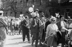 Magyarország, Budapest XIV., Ajtósi Dürer sor, május 1-i felvonulás résztvevői a 9-es számú épület előtt., 1967, Reményi József, Budapest, Fortepan #258714