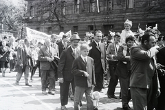 Magyarország, Budapest XIV., Ajtósi Dürer sor, május 1-i felvonulás résztvevői a 9-es számú épület előtt., 1967, Reményi József, Budapest, Fortepan #258716