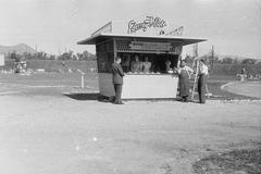 Magyarország, Budapest XIII., Dagály (Szabadság) fürdő., 1957, Reményi József, Budapest, Kossuth címer, Édességbolt, fagylaltpult, pavilon, Fortepan #258728