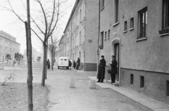 Magyarország, Budapest XIII., háztömbök a Gyermek tér - Kedves utca - Gyöngyösi utca - Béke utca által határolt területen., 1955, Reményi József, Budapest, utcakép, lakótelep, postás, Fortepan #258730