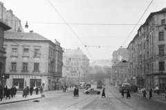 Magyarország, Budapest II., Margit körút (Mártírok útja) a Margit híd budai hídfőjének irányából a Margit utca felé nézve., 1955, Reményi József, utcakép, járókelő, automobil, villamos, autóbusz, felsővezeték, gyógyszertár, Budapest, gyalogátkelő, Fortepan #258734