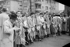 Magyarország, Budapest XIV., Hungária körút, a május 1- felvonulás résztvevői mögött a 163/a számú ház látható., 1955, Reményi József, felvonulás, Budapest, Fortepan #258735