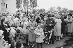 Magyarország, Budapest XIV., Hungária körút, a május 1- felvonulás résztvevői mögött balra a Mimóza utca 14. számú ház homlokzata látható., 1955, Reményi József, felvonulás, tömeg, Budapest, Fortepan #258737