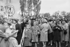 Magyarország, Budapest XIV., Hungária körút, a május 1- felvonulás résztvevői mögött balra a Mimóza utca 14. számú ház homlokzata látható., 1955, Reményi József, dekoráció, felvonulás, tömeg, lányok, dupla soros kabát, Budapest, Fortepan #258738