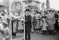 Magyarország, Budapest XIV., Hungária körút, a május 1- felvonulás résztvevői mögött a Mimóza utca 14. számú ház látható., 1955, Reményi József, felvonulás, Budapest, Fortepan #258739