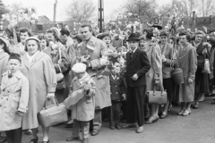 Magyarország, Budapest XIV., Ajtósi Dürer sor, május 1- felvonulás résztvevői a Hungária körút közelében., 1955, Reményi József, léggömb, tömeg, fiúk, fonott táska, májusfa, papírzászló, Budapest, Fortepan #258742