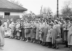 Magyarország, Budapest XIV., Ajtósi Dürer sor, május 1- felvonulás résztvevői a Hungária körút közelében., 1955, Reményi József, nők, felvonulás, retikül, kézitáska, Budapest, Fortepan #258743