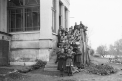 Magyarország, Demecser, Kinizsi Pál utca 1., Elek-kastély. Háttérben a Sarlós Boldogasszony-templom a Boldogasszony téren., 1953, Reményi József, olvasás, gyerekek, lépcső, udvar, kastély, Fortepan #258750