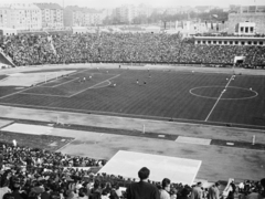 Magyarország, Népstadion, Budapest XIV., háttérben a Stefánia (Vorosilov) út házsora., 1960, Reményi József, labdarúgás, tömeg, stadion, Budapest, Fortepan #258761