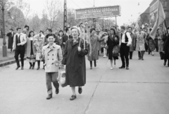 Magyarország, Városliget, Budapest XIV., Ajtósi Dürer sor, május 1-i felvonulás, az Egyesült Izzó Vákuum Technikai Gépgyárának dolgozói, háttérben jobbra a Zichy Géza utca sarkán álló épületek láthatók., 1959, Reményi József, májusfa, uzsonnás doboz, cekker, kamasz, transzparens, felvonulás, Budapest, Fortepan #258766