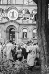 Magyarország, Városliget, Budapest XIV., Ajtósi Dürer sor, május 1-i felvonulók, háttérben az Ajtósi Dürer sor 21. (ekkor MSZMP Pártfőiskola)., 1959, Reményi József, politikai dekoráció, Budapest, Fortepan #258773