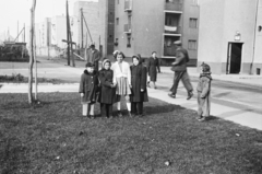 Magyarország, Budapest XIII., háztömbök az Övezet utcában a Béke utca - Nővér utca - Pontos utca határolta területen, 1952, Reményi József, Budapest, utcakép, lakótelep, gyerekek, Fortepan #258775