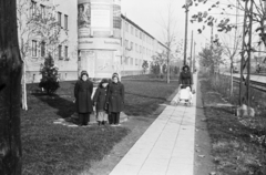 Magyarország, Budapest XIII., Béke utca 122. a Gyermek tér felé nézve., 1953, Reményi József, Budapest, babakocsi, hirdetőoszlop, villamos, Fortepan #258777