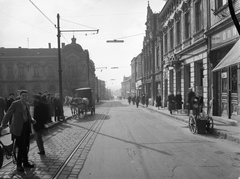 Magyarország, Pécs, Irgalmasok utcája (Bem utca), jobb oldalon a Napsugár cukrászda., 1960, UVATERV, ló, lovaskocsi, utcakép, fogat, utcaseprő, csomagpostás, postajármű, kordé, Fortepan #2588