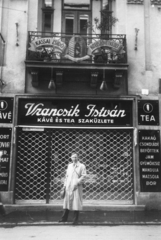 Slovakia, Košice, Malom utca (Mlynská ulica) 7., 1942, Reményi József, balcony, ad, coffee-tea shop, grille, store display, Closed Shop, Fortepan #258812