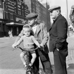 Egyesült Királyság, Grimsby, Victoria Street North a Market Street torkolatánál. Háttérben balra a Palace Theatre., 1956, UWM Libraries, Harrison Forman, férfiak, micisapka, zsebredugott kéz, kerékpár, Fortepan #258825