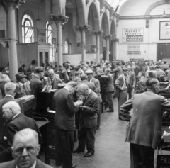 Egyesült Királyság, Bury St Edmunds, Abbeygate Street 57., Gabonatőzsde., 1956, UWM Libraries, Harrison Forman, angol felirat, férfiak, öltöny, képarány: négyzetes, Fortepan #258826