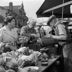 Egyesült Királyság, Grimsby, Bethlehem Street az Old Market Place-nál., 1956, UWM Libraries, Harrison Forman, zöldséges, piac, képarány: négyzetes, Fortepan #258828