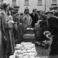 Írország, Ennis, a felvétel egy piacon készült., 1956, UWM Libraries, Harrison Forman, angol felirat, képarány: négyzetes, árus, tányér, bámészkodás, Fortepan #258840