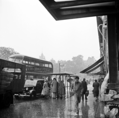 Egyesült Királyság, London, Bridge Street, a Parliament Square felé., 1956, UWM Libraries, Harrison Forman, emeletes autóbusz, képarány: négyzetes, eső, Fortepan #258847