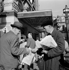 Egyesült Királyság, London, a felvétel a Shaftesbury Avenue és a Coventry Street sarkán, a London Pavilion előtt készült., 1956, UWM Libraries, Harrison Forman, újságárus, képarány: négyzetes, Fortepan #258855