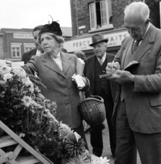 Egyesült Királyság, Bury St Edmunds, Cornhill, háttérben a Butter Market sarok., 1956, UWM Libraries, Eugene Vernon Harris, virág, kalap, képarány: négyzetes, kosár, kosztüm, jegyzetelés, Fortepan #258861