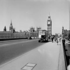 Egyesült Királyság, London, Westminster híd, háttérben a Parlament és a Big Ben., 1956, UWM Libraries, Harrison Forman, műemlék, képarány: négyzetes, emeletes autóbusz, toronyóra, Fortepan #258865