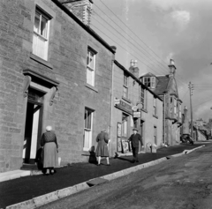 Egyesült Királyság,Skócia, Auchenblae, Kintore Street., 1956, UWM Libraries, Harrison Forman, járókelő, lejtő, képarány: négyzetes, járda, Fortepan #258874