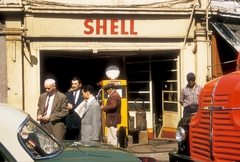 Törökország, Isztambul, benzínkút a Taksim téren (Taksim Meydanı)., 1956, UWM Libraries, Eugene Vernon Harris, Shell-márka, Leyland-márka, színes, Fortepan #258887