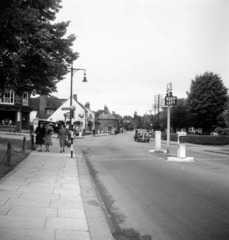 United Kingdom, High Street, balra a Rothamsted Avenue, a sarok után a fehér épület a The Old Cock Inn., 1948, UWM Libraries, street view, automobile, pedestrian, street lamp, Fortepan #258891