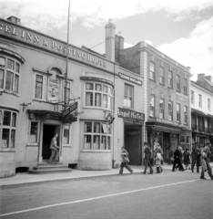 United Kingdom, a High Street a Broad Street torkolatával szemben., 1948, UWM Libraries, street view, men, label, pedestrian, hotel, coat draped over arm, Fortepan #258894