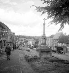 United Kingdom, High Street, az első és II. világháborúban elesett vagy eltűnt burfordi lakosok emlékműve a Swan Lane torkolatával szemben., 1948, UWM Libraries, street view, automobile, pavement, slope, Fortepan #258895