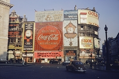 Egyesült Királyság, London, Piccadilly Circus, jobbra a Shaftesbury Avenue., 1967, UWM Libraries, Harrison Forman, Coca-Cola, plakát, Air India, neonreklám, Fortepan #258905