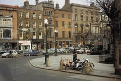 St. Stephen's Green, jobbra a St. Stephen's Green Park főbejáratánál a második búr háborúban hősi halált halt dublini katonák emlékműve (Fusiliers' Arch)., 1964, UWM Libraries, chocolate, bicycle, Fortepan #258909