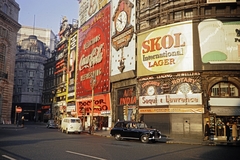 Egyesült Királyság, London, Piccadilly Circus, szemben a Glasshouse Street., 1967, UWM Libraries, Harrison Forman, Coca-Cola, plakát, Air India, neonreklám, Fortepan #258914