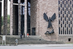 Egyesült Királyság, Coventry, Szent Mihály-székesegyház (Coventry Cathedral, St Michael's Cathedral)., 1967, UWM Libraries, Harrison Forman, szobor, angyal-ábrázolás, Fortepan #258926