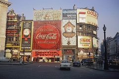 Egyesült Királyság, London, Piccadilly Circus, jobbra a Shaftesbury Avenue torkolata., 1967, UWM Libraries, Harrison Forman, plakát, Air India, Coca-Cola, neonreklám, Fortepan #258930