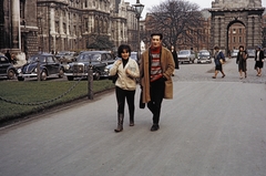 Trinity College, háttérban a diákok mögött George Salmon ír matematikus és anglikán teológus szobra, jobbra a Campanile átjárója., 1964, UWM Libraries, Fortepan #258936