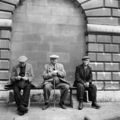 Egyesült Királyság, Bury St Edmunds, Cornhill, Market Cross., 1956, UWM Libraries, Harrison Forman, pad, idős ember, képarány: négyzetes, micisapka, kváderkő, pipa, sétabot, Fortepan #258938