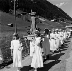 Ausztria, Neustift im Stubaital, körmenet., 1956, UWM Libraries, képarány: négyzetes, lányok, fehér ruha, körmenet, Fortepan #258945