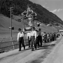 Ausztria, Neustift im Stubaital, körmenet., 1956, UWM Libraries, fiúk, képarány: négyzetes, ünneplő ruha, Fortepan #258946