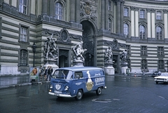 Ausztria, Bécs, Michaelerplatz, Hofburg., 1968, UWM Libraries, Harrison Forman, Volkswagen Transporter 2, Volkswagen-márka, színes, pékség, Fortepan #258953