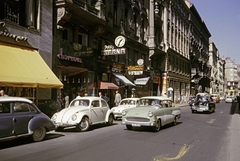 Ausztria, Bécs, a Kohlmarkt a Michaelerplatz-tól a Graben felé., 1968, UWM Libraries, Harrison Forman, fodrászat, színes, utcakép, rendszám, Volkswagen Bogár, Opel-márka, óra, Fortepan #258956