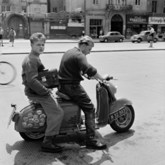 Ausztria, Bécs, Praterstraße, háttérben jobbra a 28 szám., 1956, UWM Libraries, Eugene Vernon Harris, Best of, rendszám, motorkerékpár, üzletportál, férfiak, képarány: négyzetes, aktatáska, matrica, Fortepan #258959